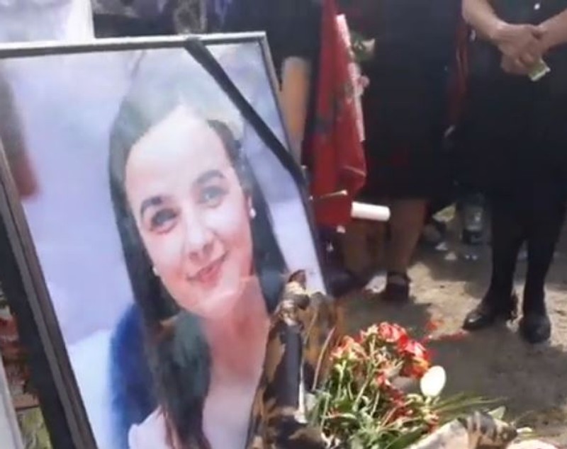 Înmormântarea Mădălinei Pârja, una dintre studentele care au murit în accidentul din Jibou. Tineri în costume populare, în cortegiul funerar