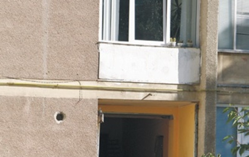 Doi răniţi la Braşov după ce le-a sărit garsoniera în aer