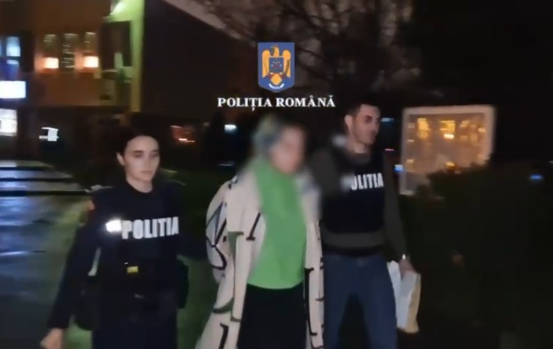 O femeie din București a incendiat o mașină după ce a fost concediată de la un salon de masaj. A fost arestată pentru 30 de zile