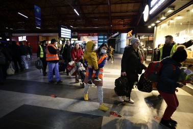 Refugiați sosiți în Gara de Nord. Foto: Dumitru Angelescu