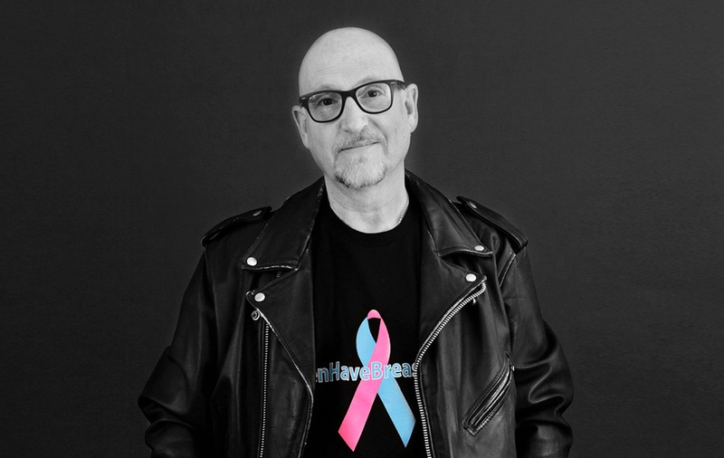 Un bărbat supraviețuitor de 10 ani de cancer își spune povestea: ”Habar n-aveam că bărbații ar putea face cancer de sân. Mi-a fost rușine și l-am numit cancer de piept”