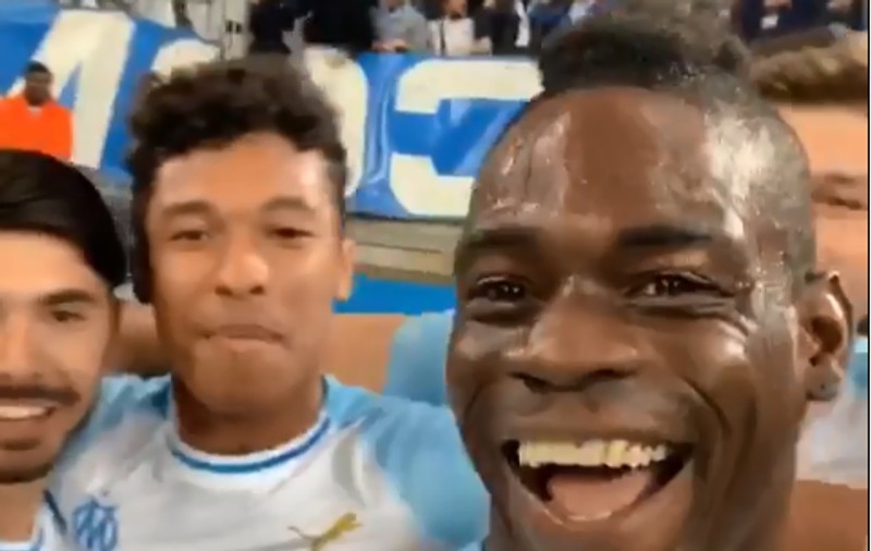 Mario Balotelli a sărbătorit un gol cu un selfie făcut în timpul meciului | VIDEO