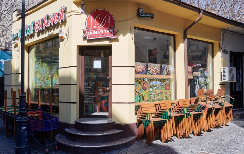 Terasele şi restaurantele rămân închise în starea de alertă