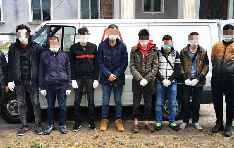 Zece migranţi sirieni depistaţi într-o autoutilitară pe A1. Cărăuşii români au fost reţinuţi