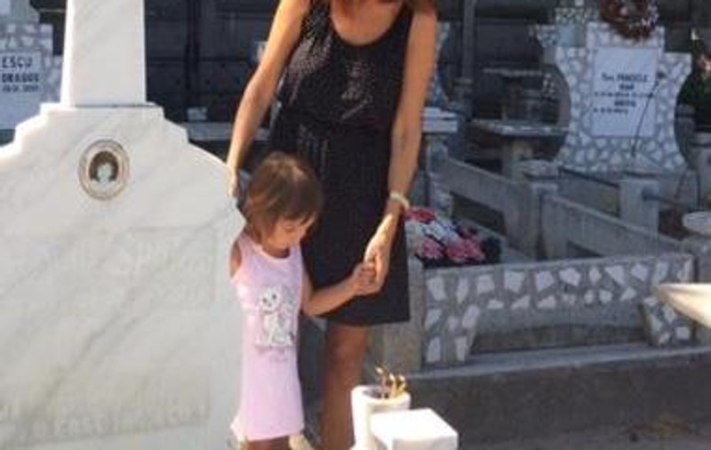 O vedetă de la noi s-a dus cu fiica ei la cimitir și s-a pozat la mormântul mamei ei