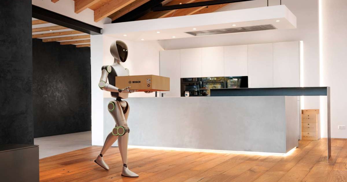Un robot umanoid cară o cutie de carton în mijlocul unei încăperi cu design futurist.