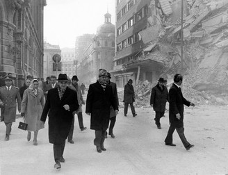 Nicolae Ceaușescu inspectează pagubele cutremurului pe Bulevardul Magheru din Capitală, pe 5 martie 1977. Foto via Profimedia