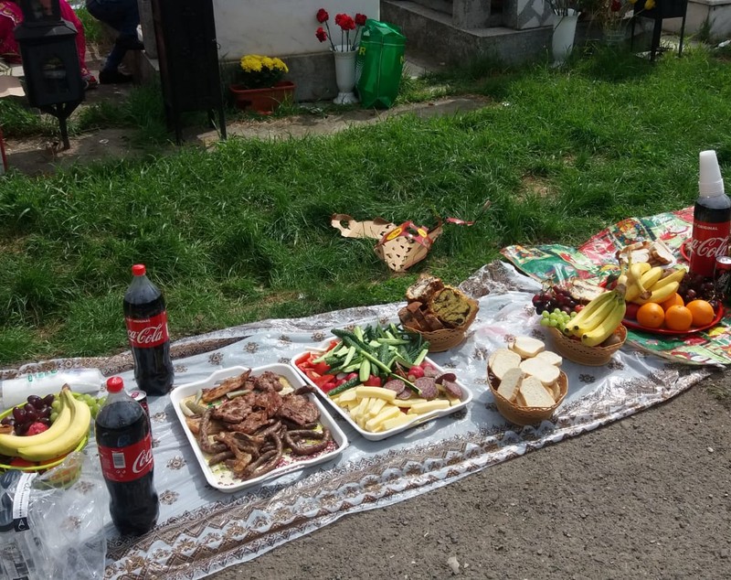 VIDEO | Petrecere cu grătare printre mormintele dintr-un cimitir din Ploiești