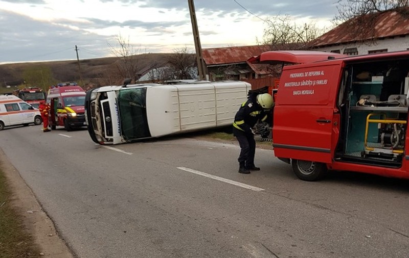 VIDEO | Accident grav în Olt între un autoturism și un microbuz. Patru oameni au fost răniți