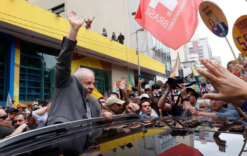 Fostul președinte brazilian Lula este aproape de o victorie categorică în fața lui Bolsonaro în alegerile de duminică, arată un sondaj