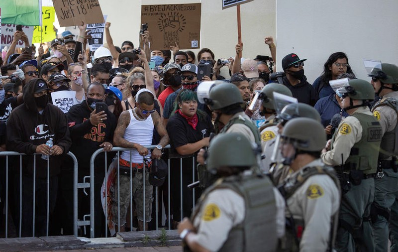 Incidente în California. Polițiștii au tras cu gloanțe de cauciuc în manifestanții din Compton