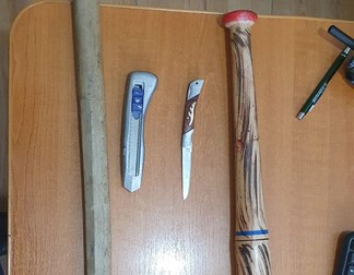 Armele albe descoperite de jandarmi asupra celor doi bărbați FOTO Jandarmeria Galați