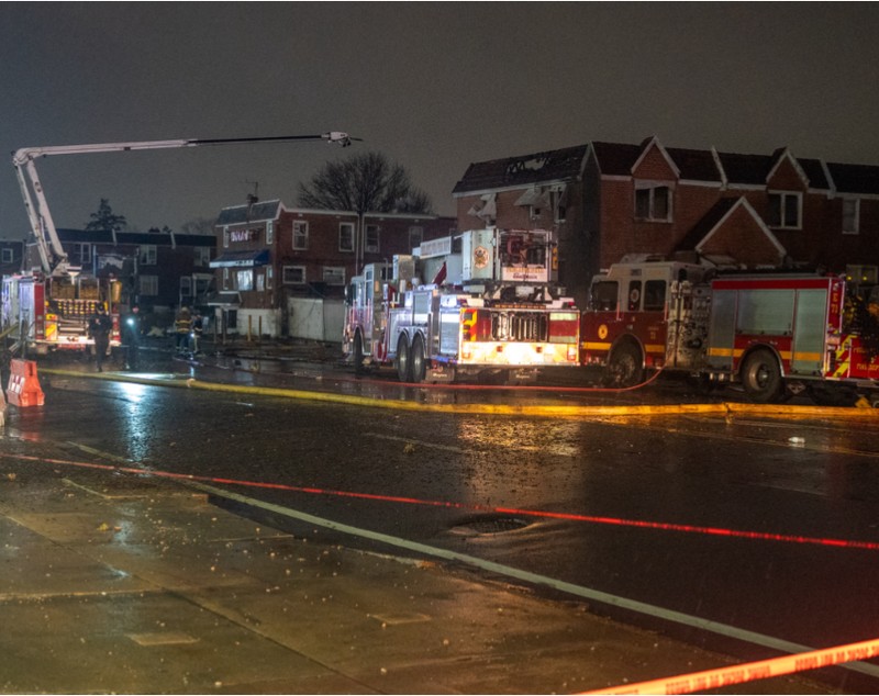 Un avion medical s-a prăbușit în Philadelphia și a incendiat mai multe case. Șase oameni, între care un copil pacient, se aflau la bord | VIDEO