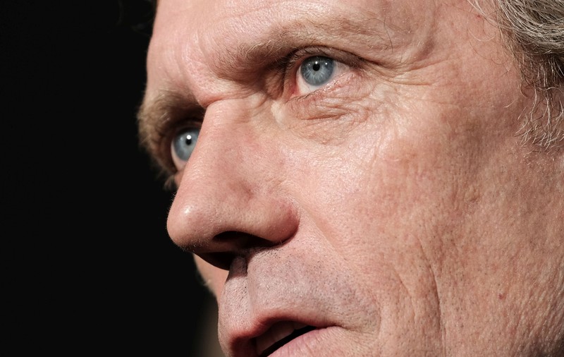 FOTO | Hugh Laurie a fost înnobilat de prinţul Charles. Ce distincție a primit actorul din "Dr. House"