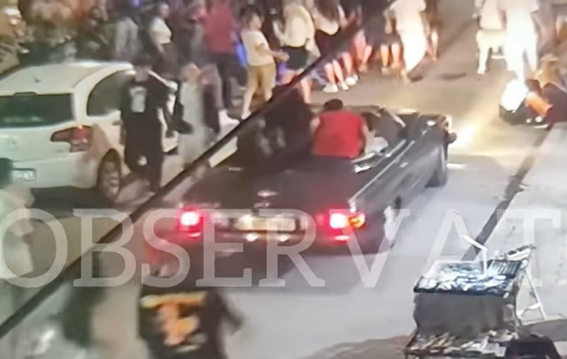 Mașina condusă de Vlad Pascu, filmată în Vama Veche, înainte să ucidă doi oameni pe șosea. Circula printre pietoni, cu doi tineri pe portbagaj. VIDEO
