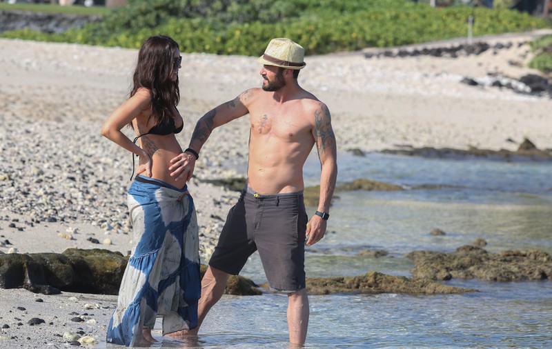 Megan Fox, alături de Brian Austin Green pe plajă. Actrița și-a arătat burtica de gravidă