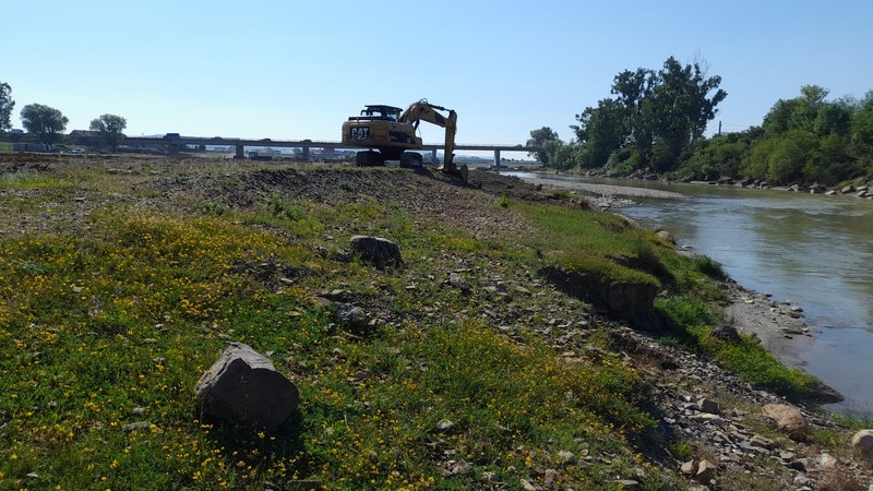 Excavatorul înainte să fie ridicat