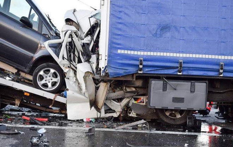 Un șofer român a murit strivit după un teribil accident rutier petrecut în Germania!