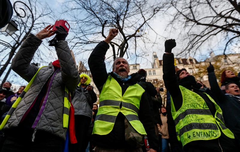 "Vestele Galbene" au ocupat duminică Galeriile Lafayette. Polițiștii i-au evacuat pașnic pe manifestanți, după ce sâmbătă au reținut sute de persoane în urma violențelor din Paris