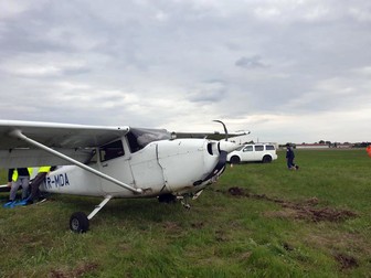 În data de 08.05 2019 la ora 14.30, aeronava Cessna 172, înmatriculată YR-MDA, aparţinând Şcolii Superioară de Aviaţie Civilă, a fost implicată întrţun accident de aviaţie, soldat cu avarierea avionului | Foto: Digi24