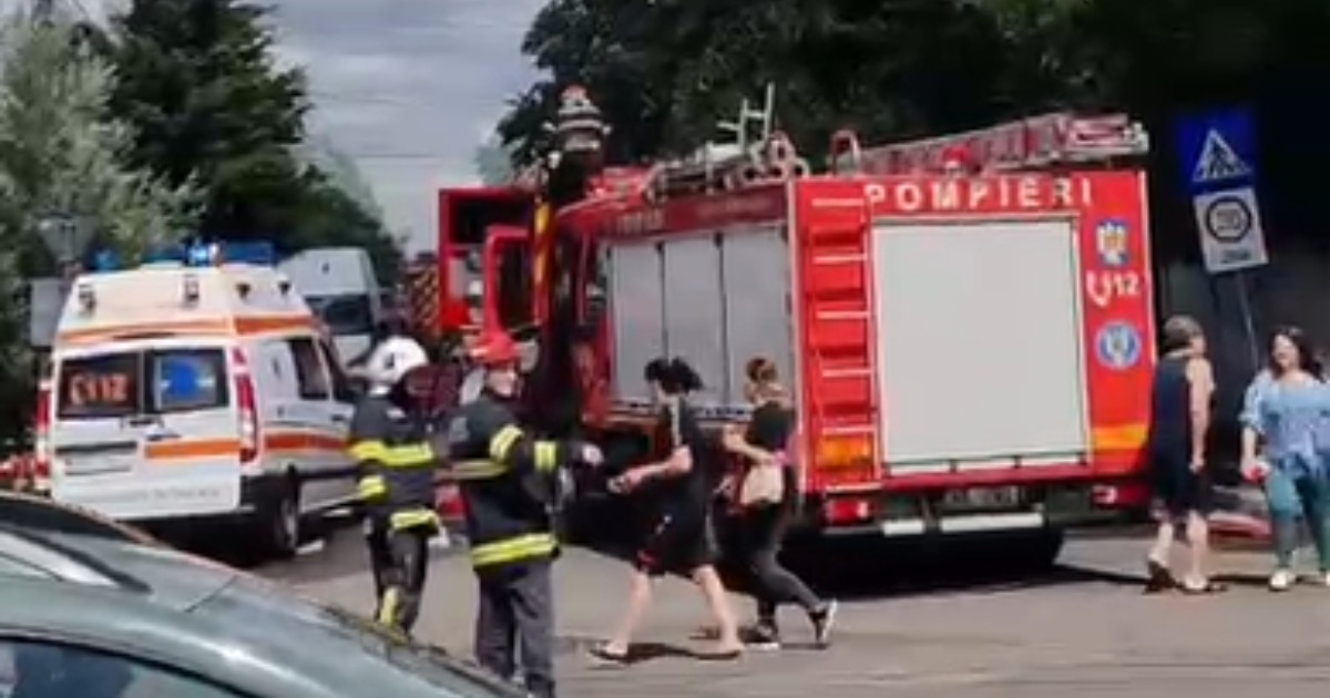 Mașină de pompieri, o ambulanță și mai mulți pompieri la un incendiu din Sectorul 1 București