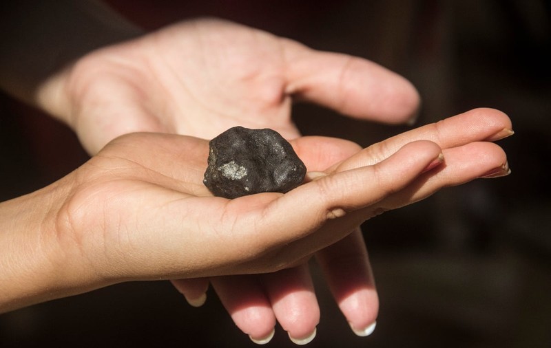 A găsit un meteorit de 17 kilograme în timp ce căuta aur. Descoperirea rară ascundea un „mesaj” vechi de 4,6 miliarde de ani