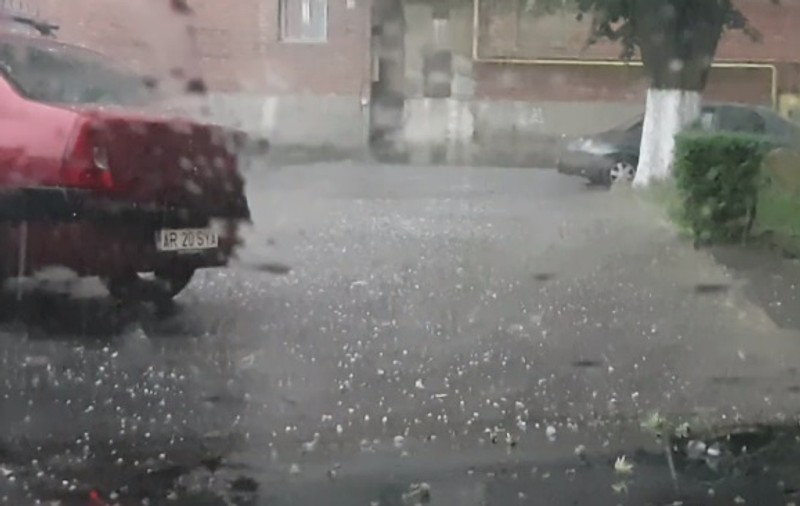Grindină cât nuca la Arad! FOTO & VIDEO