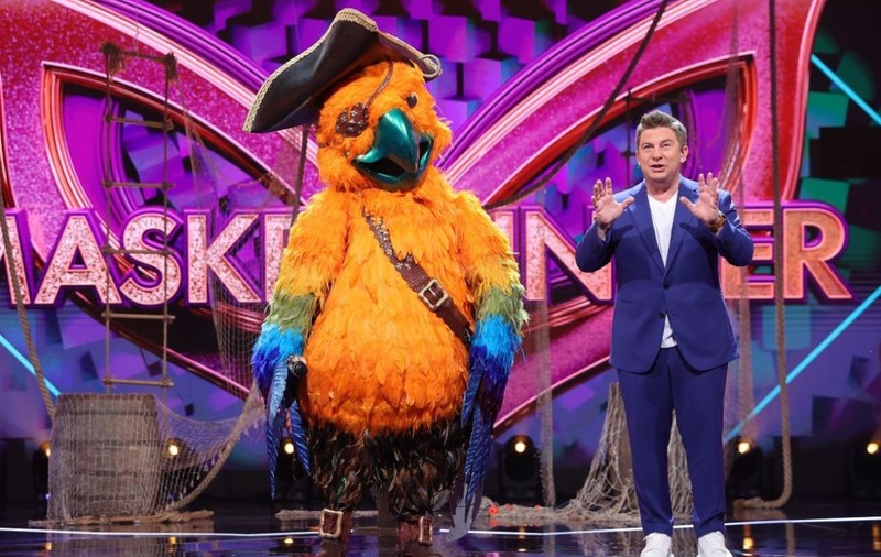Cine este Papagalul de la „Masked Singer” sezonul 2? „Mișcările mele au înnebunit sexul frumos”