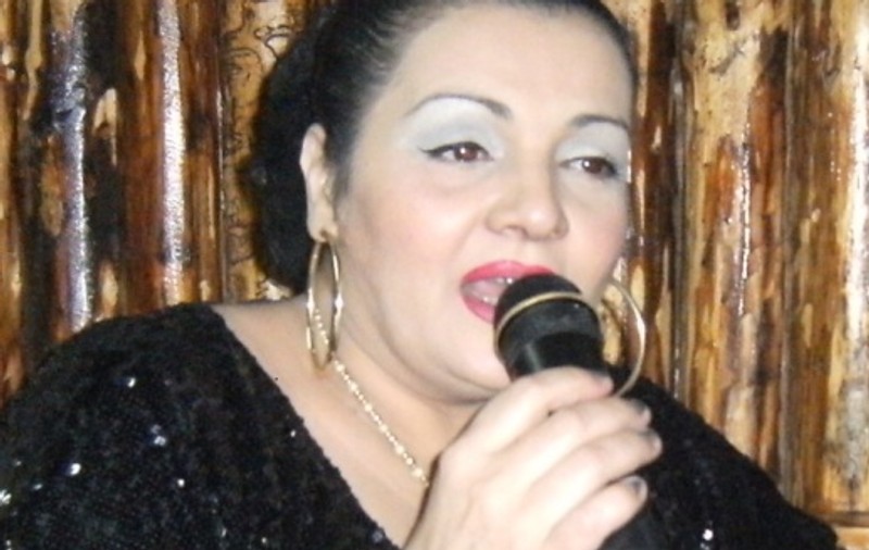 Catanga face vocalize alături de căţelul ei