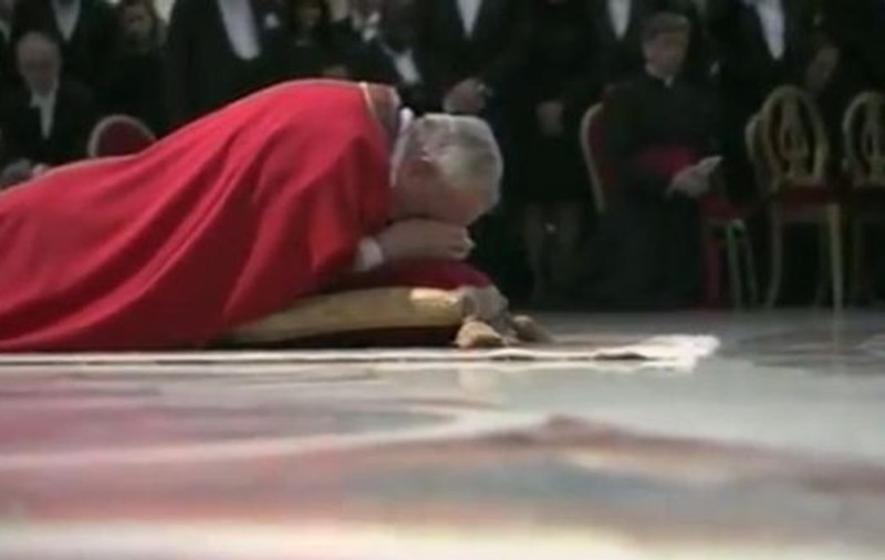 O nouă dovadă de smerenie! Papa Francisc s-a rugat întins pe podea în Bazilica Sfântul Petru | VIDEO MEMORABIL