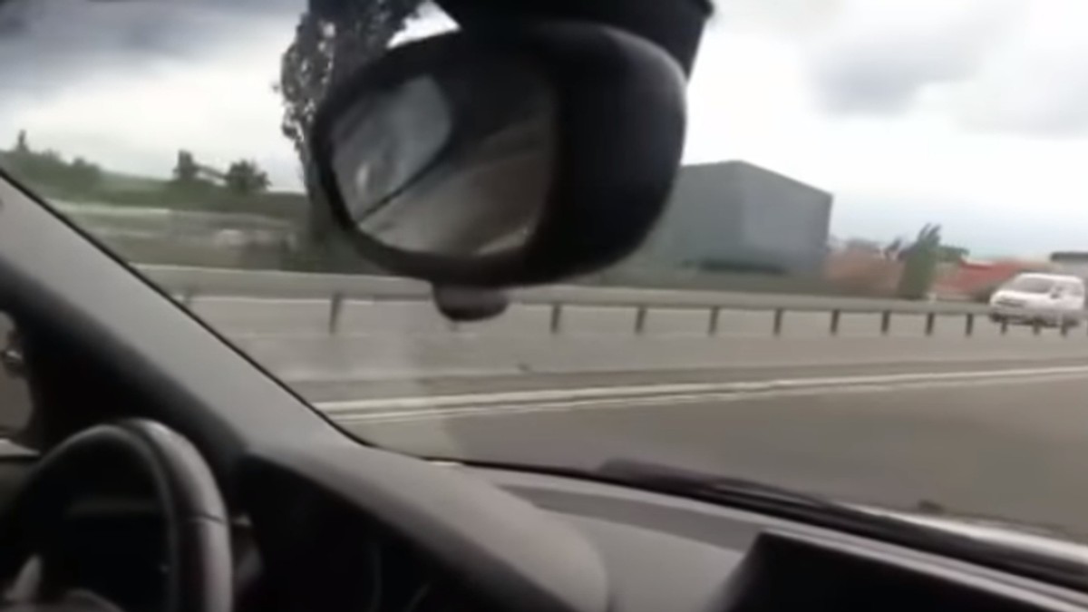 Un șofer a rămas încremenit când a văzut cine l-a depășit pe stradă