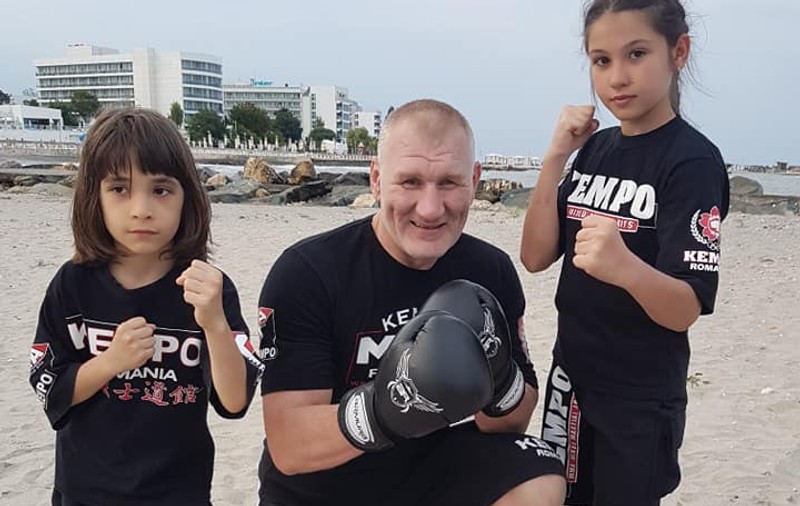 EXCLUSIV/Fiorosul Tolea Ciumac, ”îmblânzit” de copii. E antrenor de kempo și și-a dus ”gașca” la mare