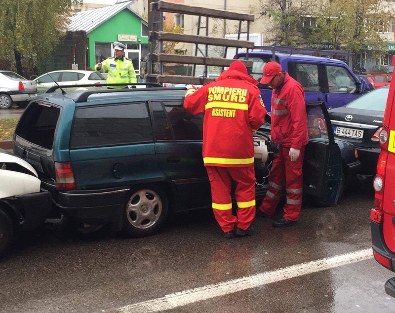 Un tânăr drogat și fără permis a furat o mașină și a provocat un accident