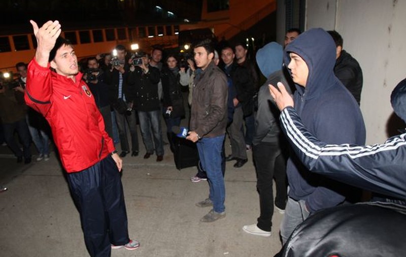 Suporterii stelişti le-au aruncat jucătorilor cu bani la picioare, ca la morţi