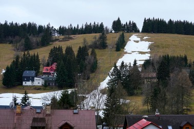 Telescaun închis într-o stațiune de schi de lângă Liberec, Republica Cehă - joi, 5 ianuarie 2023. Anii trecuți, aici totul era alb, acoperit de zăpadă | Foto: Profimedia Images