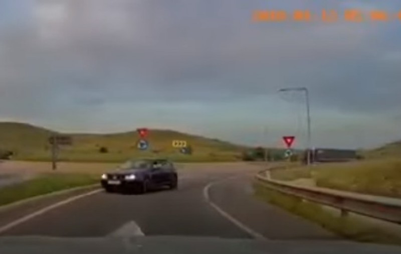 Șofer filmat în timp ce merge pe contrasens pe Autostrada Transilvania. Poliția îl caută