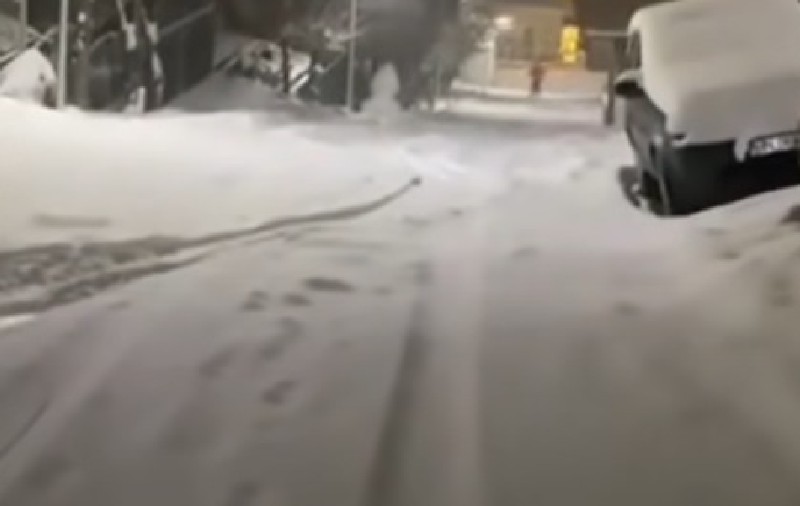 Un bărbat din Cluj s-a dat cu schiurile pe stradă, după ninsorile abundente: „Trăiască Mănăștur!”