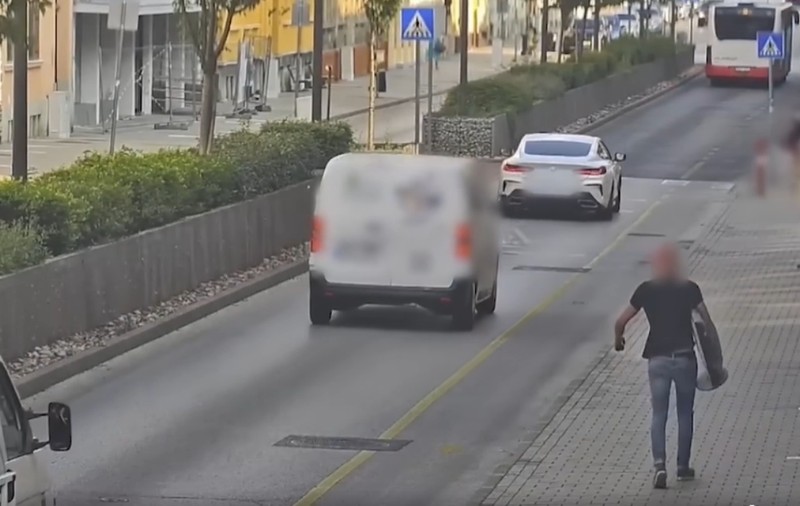 VIDEO. A vrut să fure un televizor stricat și o bicicletă în același timp. Ceva nu a funcționat însă când a început să pedaleze