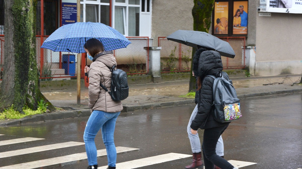 Cod portocaliu și cod galben de ploi torențiale în 28 de județe și în București