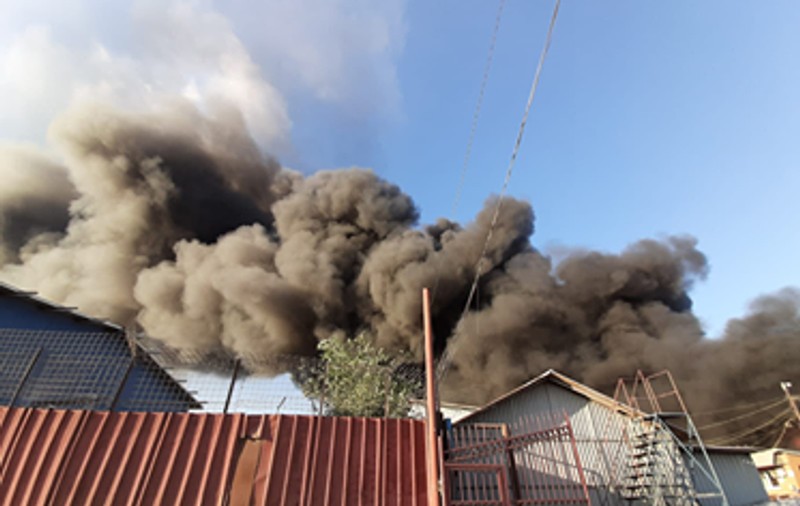 Incendiul de la depozitul din Buzău nu a fost stins. Pompierii intervin de mai bine de 13 ore pentru lichidarea focului / VIDEO