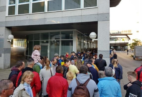 Mii de români au format cozi masive la secțiile de votare din străinătate la alegerile europarlamentare din luna mai