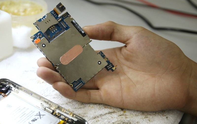 Concediat pentru că şi-a încărcat bateria telefonului la muncă