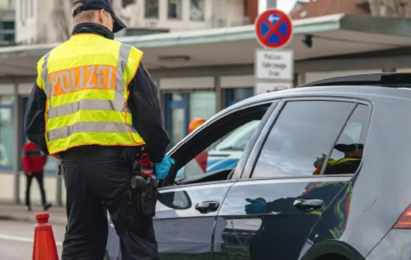 Tânăr fără permis de conducere, prins de polițiști în timp ce ducea nouă copii la școală