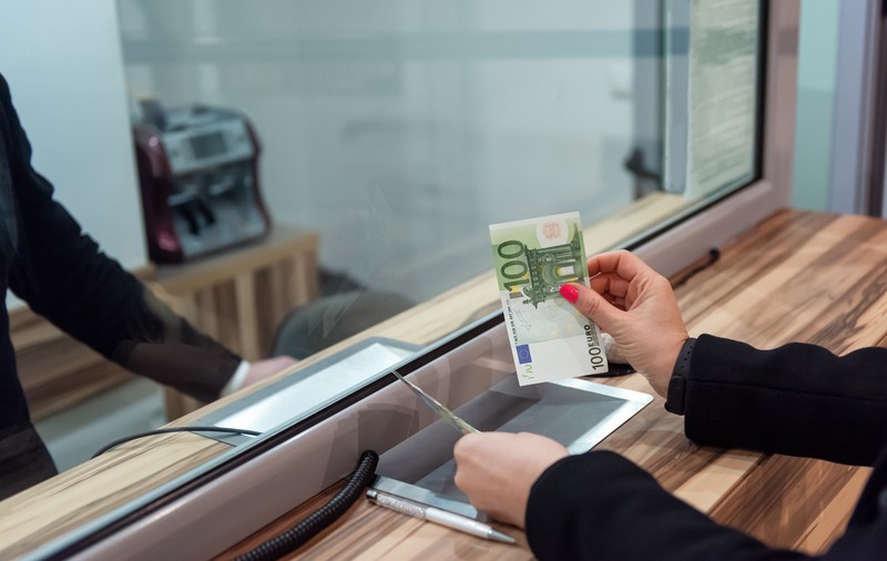 Românii stau mai bine cu achitarea ratelor la bancă decât acum un an. Analist: „Efectele inflației mari vor veni în viitor”