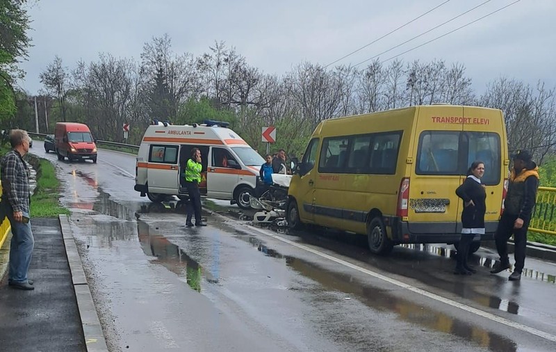 Microbuz școlar implicat într-un accident în Buzău. Zece persoane, între care opt copii, au ajuns la spital