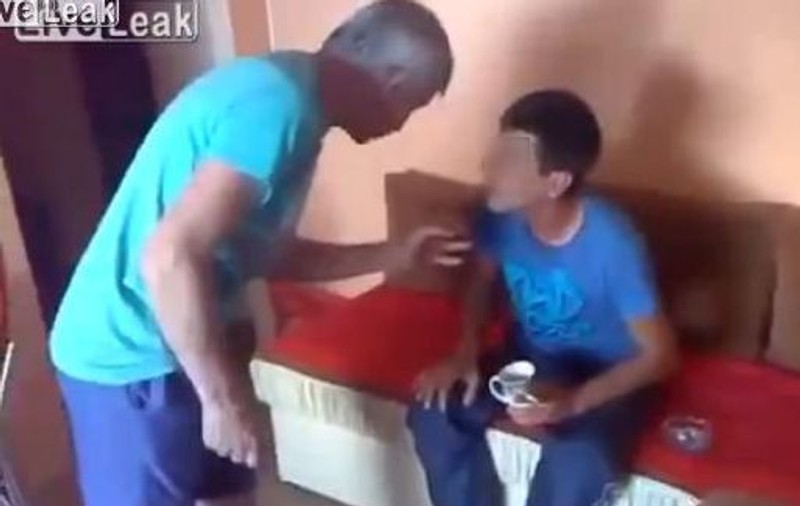 Un filmuleţ din România face FURORI pe INTERNET! Sute de mii de oameni au vrut să vadă corecţia unui tată aplicată fiului său! | VIDEO