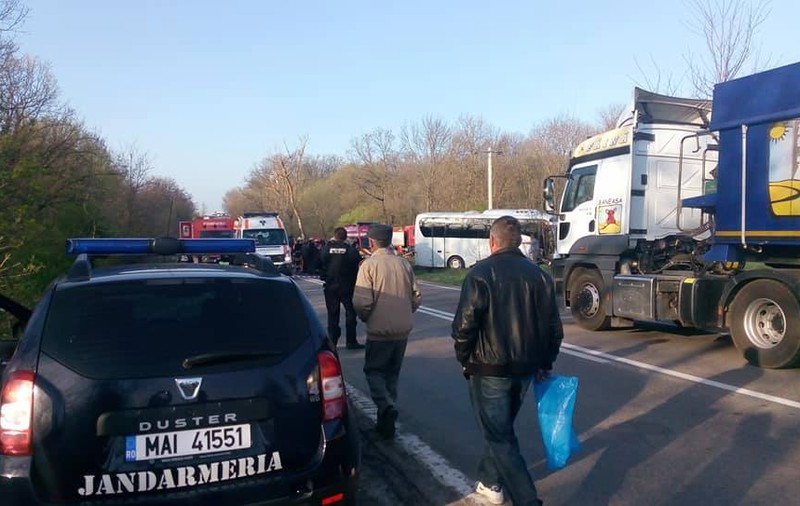 UPDATE/ Accident grav în Teleorman, pe DN6. O persoană a murit, alte 9 au ajuns la spital (FOTO)