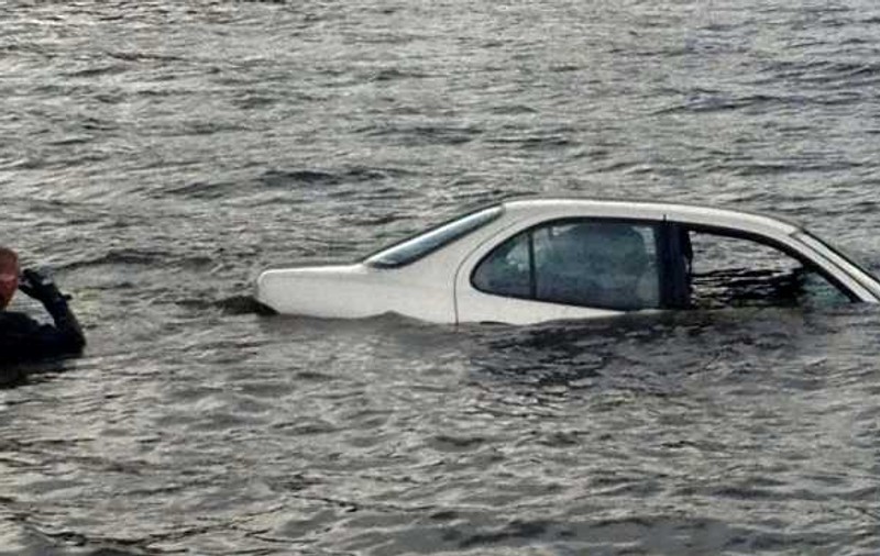 De frică, o șoferiță și-a scufundat mașina într-un lac. Ce a speriat-o atât de tare pe femeie