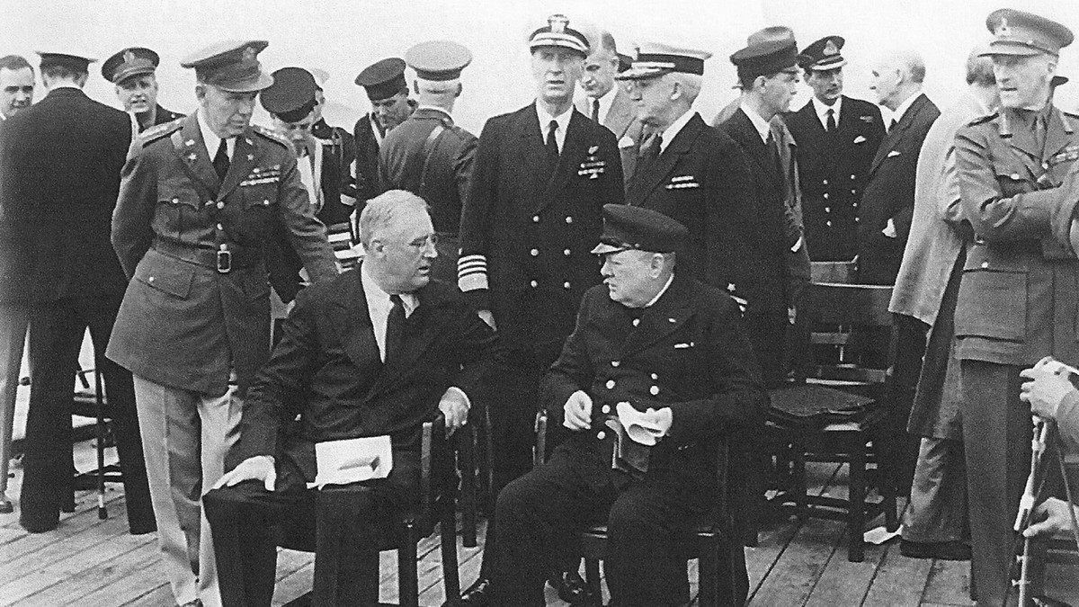 14 august 1941 - Winston Churchill, pe scaunul din dreapta, alături de președintele american de la acea vreme, Franklin Delano Roosevelt. Imagine cu caracter ilustrativ Foto: Profimedia
