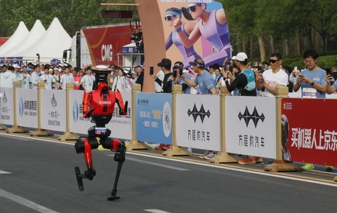 Un robot umanoid a bătut cu peste 7 minute recordul mondial la semimaraton, în cursa de la Beijing, unde a căzut înainte de linia de sosire
